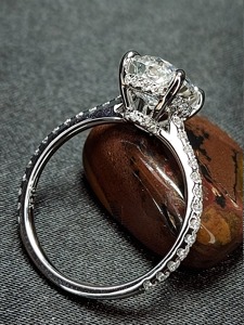 Bague en or blanc 18 carats avec diamant de laboratoire ovale |   Présentoir de pierres micro-pavées |   Monture à 4 griffes |   Bijoux de mariée opulents couleur D VVS - Product Image 3