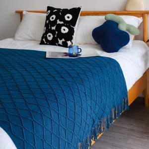 Manta Tejida con Patrón de Diamantes Azul Rey y Borlas - Manta Decorativa Suave y Acogedora para Cama, Sofá y Sala de Estar - Product Image 3