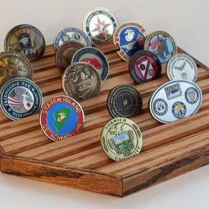 Estuche de exhibición de madera para monedas de desafío con diseño floral, ¡gran oferta! - Product Image 1