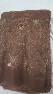 Robes ethniques de mariée pour femmes, en tissu tissé léger, avec broderie florale riche, travail de Zari et de sequins, de créateur - Product Image 3