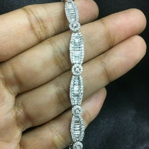 สร้อยข้อมือเพชรทรงบาแก็ตต์สีขาวธรรมชาติ น้ำหนัก 3.57 กะรัต ตัวเรือนเงินแท้ 925 ขนาด 6.5 นิ้ว แบบหนามเตย สำหรับผู้หญิง - Product Image 5