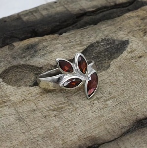 Bague grenat avec pierres précieuses faite à la main en argent sterling 925 Bague élégante en pierre rouge pour femme Cadeau de bijouterie en argent massif - Product Image 4