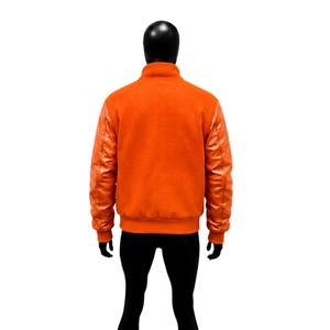Maquette de veste universitaire orange moderne, vue avant, style Letterman, en laine, avec manches en cuir, design de vêtement d'extérieur, veste décontractée universitaire, ATHL - Product Image 2