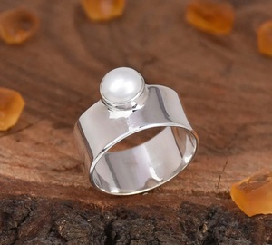 Bague cocktail en argent 925 avec perle, sertie minimaliste, perle d'eau douce, bijou unisexe pour tous les jours - Product Image 1