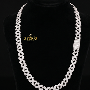 สร้อยคอทองคำ 18K ประดับเพชรทรงหนาม ดีไซน์หรูหราอลังการ - Product Image 2