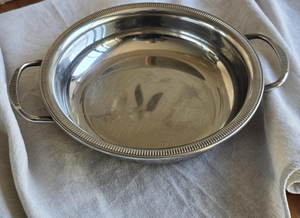 Elegante Bandeja Redonda de Metal para Servir con Asas Laterales, Frutero Decorativo con Acabado Plateado para el Hogar y Vajilla de Hotel - Product Image 5