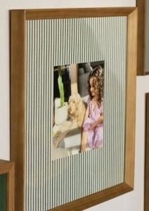 กรอบรูปไม้สไตล์มินิมอลทันสมัย พร้อมแผ่นรองผ้าลายทาง สำหรับตกแต่งผนังห้องนั่งเล่นและสำนักงาน - Product Image 3