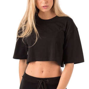 Camiseta deportiva negra de corte cropped para mujer, con cuello redondo, ajuste elástico, costuras en contraste, ideal para gimnasio, entrenamiento y actividades deportivas. - Product Image 6