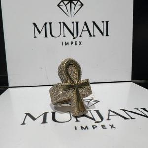 แหวนทองชุบรูปกากบาทประดับเพชรโมอิสซาไนต์ทรงกลม VVS ระยิบระยับ แหวนเงินแท้ 925 สไตล์ฮิปฮอป เหมาะสำหรับงานปาร์ตี้และเป็นแหวนหมั้น - Product Image 3