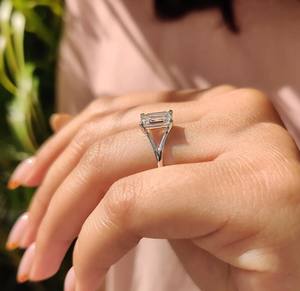 Anillo de Compromiso con Diamante Cultivado en Laboratorio, Corte Esmeralda, Certificado por IGI, de 1.00 a 5.00 Quilates, Oro 14K/18K, Chapado en Oro PT950/S925, Estilo Minimalista - Product Image 4