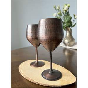 Ensemble de verres à vin martelés en cuivre faits à la main, verres à martini, coupes à cocktail, verrerie à pied en métal pour bar, fête, mariage, cadeau, avec paille - Product Image 5