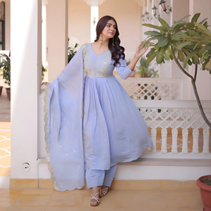 Vestido Mul Chanderi con bordado de cuentas de diseñador y parte inferior cosida en seda romana, y conjunto de dupatta Mul Chanderi. - Product Image 1