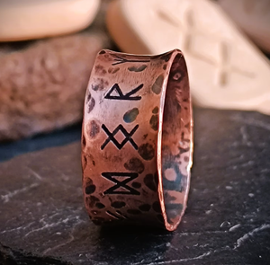 Bague magnétique en cuivre pur, forgée à la main, style vintage, motif rune viking, texturée, large et évasée - Product Image 4