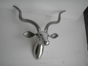 Moderna Decoración de Pared, Figura de Ciervo/Gazela de Aluminio, Estatua Metálica Artesanal Moldeada - Product Image 3