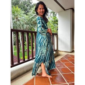 Robe Kaftan Bohème Tie-Dye pour Femme, Coupe Ample, Col en V, Longueur Maxi, Taille Naturelle, Lavable, Idéale pour la Plage et les Vacances - Product Image 3