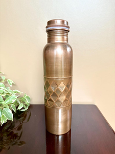 Botella de Agua de Cobre Puro Hecha a Mano con Acabado Antiguo, Beneficios Ayurvédicos para la Salud, Regalo para Mamá, Cobre Sostenible para Yoga, Gimnasio y Fitness - Product Image 4