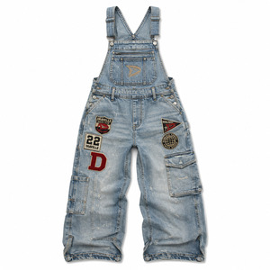 Mono vaquero azul deslavado estilo slouchy con insignias bordadas de marca, estilo hip hop y ropa urbana. - Product Image 2