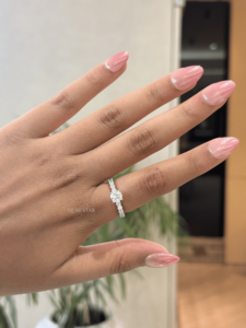 Bague élégante en or massif 14 carats avec diamant de laboratoire rond et pierres latérales, 1,50 carat VVS VS EF, collection cadeau de mariage - Product Image 1