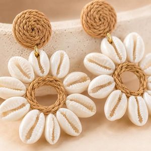 Pendientes colgantes florales con conchas de cauri estilo bohemio para mujer y niña, hechos a mano, de diseñador, para fiestas y uso diario en la oficina. - Product Image 3