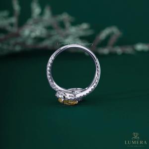 LUMERA FINE JEWELLERY Bague Toi et Moi en Or Blanc 18K avec Diamant Jaune Fantaisie de Coupe Poire Cultivé en Laboratoire et Double Halo, Bande Ouverte Enveloppante - Product Image 5