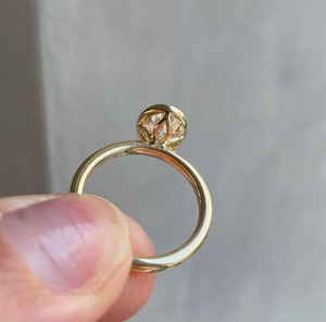 Anillo de compromiso de oro amarillo de 14K con diamante ovalado de 1.5ct cultivado en laboratorio y engaste de bisel ovalado, de moda - Product Image 2