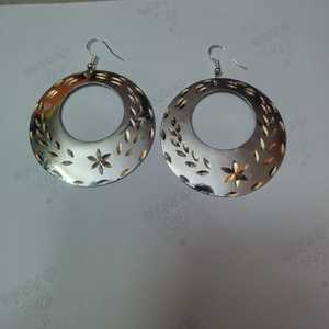 Boucles d'oreilles créoles florales gravées en diamant, finition argentée brillante, en métal léger, grandes et élégantes - Product Image 1