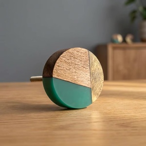 Bouton de meuble rond en bois avec incrustation en résine verte, poignée de meuble moderne et écologique réglable pour tiroir de cuisine - Product Image 1