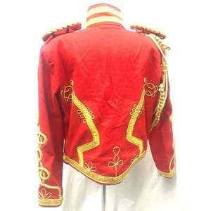 Chaqueta Roja de Húsar para Hombre: Traje de Estilo Militar Ceremonial con Accesorios - Product Image 3