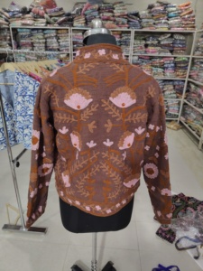 เสื้อแจ็คเก็ตผู้หญิง คอจีน แขนยาว ปักลายดอกไม้ ผ้าฝ้ายทอ สไตล์ฤดูใบไม้ร่วง ปักมือ กระดุมแถวเดียว - Product Image 6