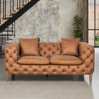 Nouveau Canapé Chesterfield 2 Places en Bois Massif et Similicuir Capitonnage Boutonné, Style Industriel Moderne, Collection 2025 – Idéal Appartement