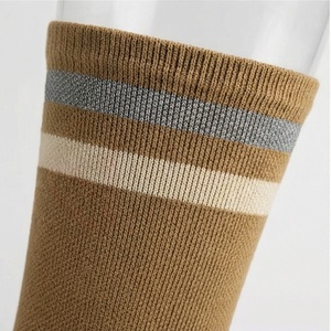 Chaussettes pour hommes, couleur unie, tricotées, motif rayé, style classique, usage quotidien, couleur beige avec rayures grises et beiges - Product Image 4