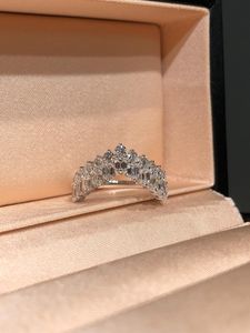 Bague demi-éternité délicate en argent 925 original, sertie d'émeraudes et de moissanites taille ronde en forme de V, cadeau d'anniversaire pour partenaire - Product Image 1
