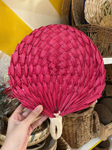 Éventail artisanal en feuille de palmier vietnamien avec peinture décorative, couleur et logo personnalisés - Cadeau promotionnel pour mariage et fête - Product Image 4