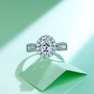 Anillo de Compromiso con Moissanita Ovalada de 2 Quilates, Corte Halo, Plata de Ley S925, con Piedras Laterales Baguette, Anillo de Boda, Regalo para Mujer - Product Image 2