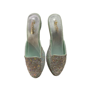 Jutti con adornos elaborados - Product Image 3