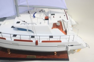 Catamarán LAGOON 440 |   Modelo de Barco de Madera Hecho a Mano de Alta Calidad |   Para decoración náutica y regalos originales - Product Image 4