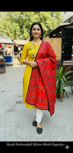 ผ้าคลุมไหล่ปักมือลายกระจกเงาและชุดคุर्ตาสีเหลืองสดใส เหมาะสำหรับงานเทศกาลและงานเฉลิมฉลองทางวัฒนธรรม - Product Image 2