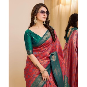 Sari traditionnel en soie Kanjivaram avec travail en jacquard et zari, avec un chemisier non cousu en couleur Rani - Product Image 2