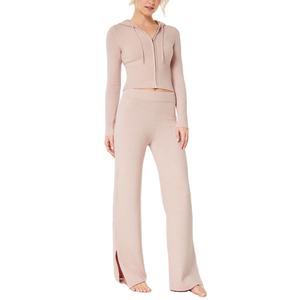 Conjunto Deportivo de Dos Piezas para Mujer, Pantalones Deportivos Cortos por Encima de la Rodilla y Sudadera Corta con Capucha, Cintura Alta, Estilo Urbano Personalizado - Product Image 1