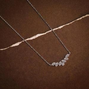 Collier pendentif en or blanc massif avec diamants taillés marquise et ronds, serti en grappe incurvée, chaîne à maillons en V, style minimaliste - Product Image 1