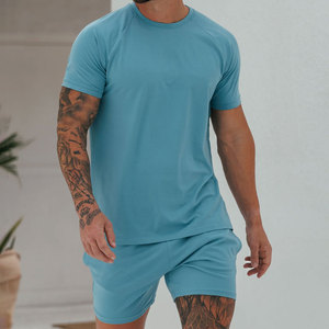 Commande en gros de ensembles deux pièces d'été pour hommes, personnalisables avec logo et couleur, respirants, 100% coton, imprimés sérigraphiés, style streetwear, directement de l'usine - Product Image 1