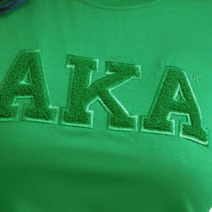 T-shirt vert en chenille brodé de lettres grecques – Coton premium – Vêtement décontracté pour sororité – Mode streetwear - Product Image 6