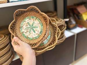 Plateau en rotin de qualité supérieure avec incrustations de nacre pour la décoration de table, le rangement et la présentation, fabriqué au Vietnam - Product Image 1