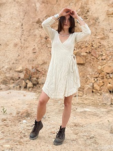 Vestido Mini Bohemio Cruzado para Mujer con Lazos Laterales Ajustables, 100% Algodón, Verano, Color Liso, Cuello en V, Manga Larga, Dobladillo Deshilachado, Venta al por Mayor para Boutiques - Product Image 3