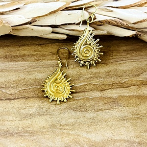 Boucles d'oreilles pendantes Primum Look Design Boho en laiton tribal pour femmes, plaqué or 18 carats, motif tourbillon soleil céleste, pour la vente en gros/OEM/ODM - Product Image 6
