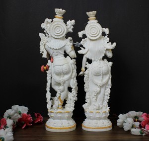 Statue de Radha Krishna en résine de marbre de Nirmala Handicrafts |   Idole de dieu hindou traditionnelle en or blanc, faite à la main |   Décoration d'intérieur - Product Image 6