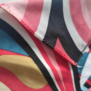 Écharpe carrée élégante en pure soie de mûrier pour femme, collection 2026 - Product Image 3