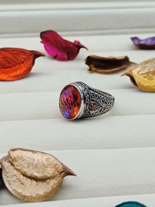 Bague en quartz arc-en-ciel avec dentelle volcanique – Bordure en strass multicolores vibrants pour la création de bijoux et la mode - Product Image 4