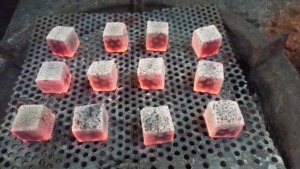 La fabrication des chichas indonésiennes en usine consiste à utiliser des briquettes de coque de noix de coco pure. - Product Image 6