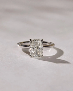 Bague solitaire en or blanc 10 carats avec diamant de laboratoire de 2,00 carats, taille émeraude, clarté VVS2, couleur E, certifié IGI, style classique, bijoux - Product Image 1